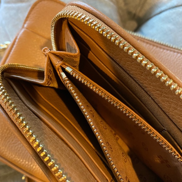 Tory Burch Tan Pebbled Leather Crossbody Bag & Matching Zip Around Wallet Set - Picture 16 of 16